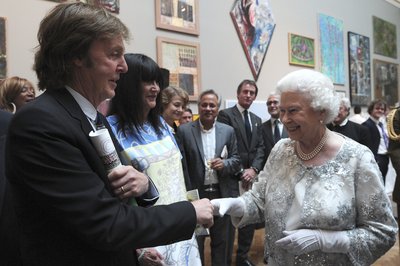 Královna Alžběta II. hostila
smetánku britské kultury 