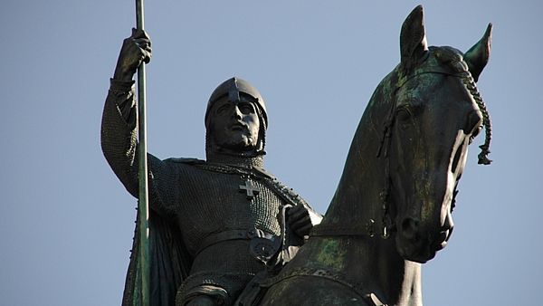 K soše svatého Václava
se vrátí bronzový řetěz