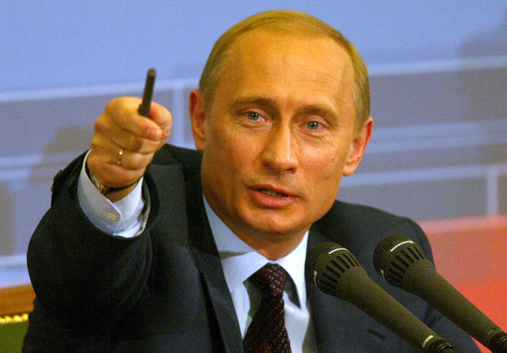 Putinovi asi teče do bot,
po letech zlevnil vodku