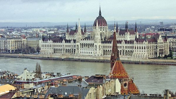 Budín a Pešť se spojily.
A tak vznikla Budapešť