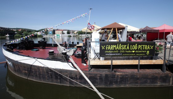 Farmářská loď Petra nabízí 
nejen produkty, ale i zábavu