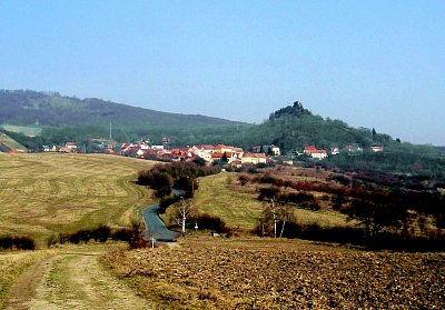 Vesnička Kamýk se zříceninou stejnojmenného hradu *