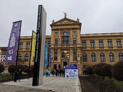 01-pred-vchodem-do-muzea.jpg