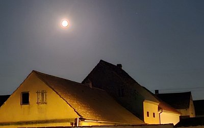 Měsíc nad vesnicí