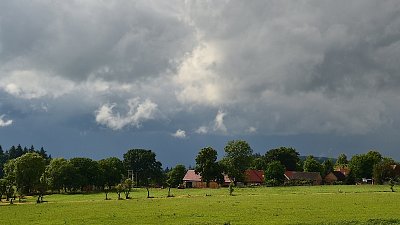 Mraky nad vesnicí