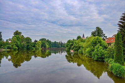 V zrcadle