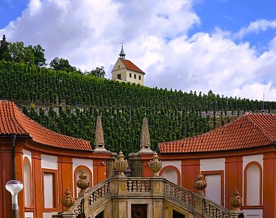 Kaplička sv. Kláry nad  zámkem Troja  *