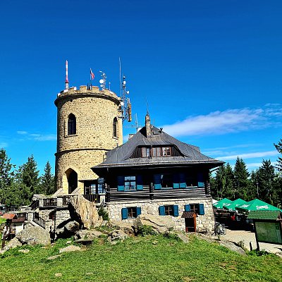 Rozhledna a chata na Kleti
