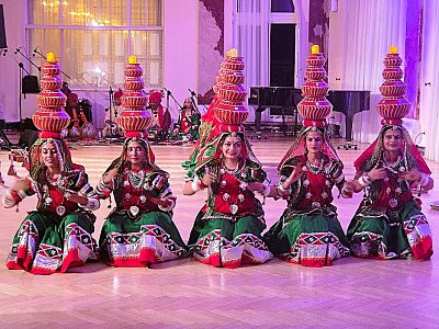 Indický soubor na zahájení Karlovarského folklorního festivalu *