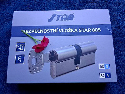 Když zámky, tak zámky! :-) A tenhle je s kytičkou!