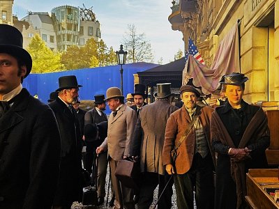 Natáčení historického filmu v naší ulici