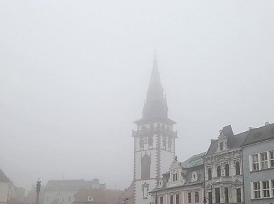 Dominanta chomutovského náměstí v mlze *