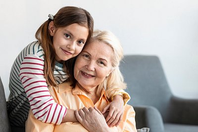 Babi, tady máš seznam úkolů. Přetížených prarodičů přibývá