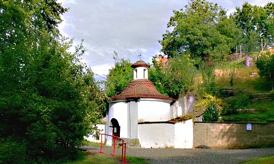 Kaplička Panny Marie s pramenem *