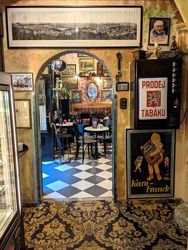 31-uvnitr-cafe-bajer.jpg