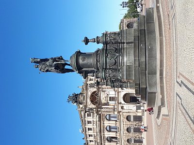 Před Semperoperou