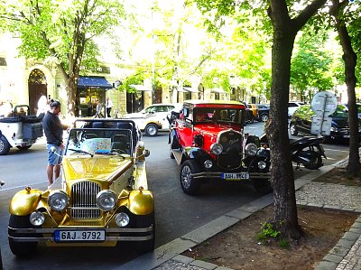 Čekání na turisty v Pařížské ulici