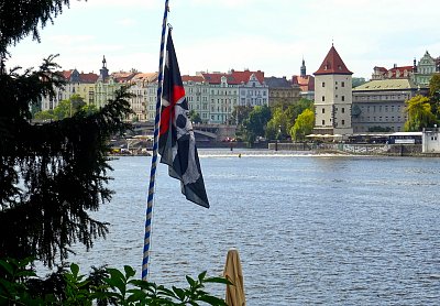 Jolly Roger nad Vltavou