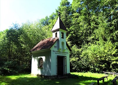 Kaplička v lese