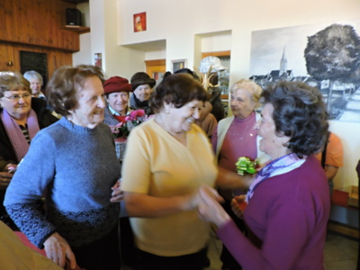 Maminka slaví 90 let - aktivní seniorky.