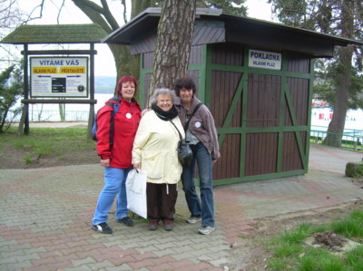 Tři
