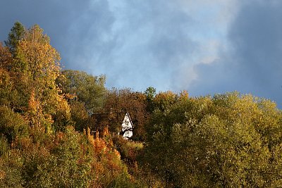 Domeček ukrytý v podzimu