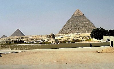 Egypt, Gíza. Cheopsova pyramida a před ní sfinga.