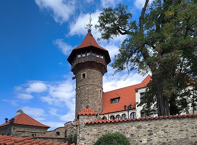 Hrad Hněvín nad jezerem Most