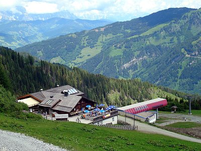 Hochalmbahn - horní stanice lanovky nad údolím Saalachu *
