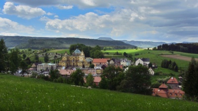 Vambeřice, v pozadí Stolová hora