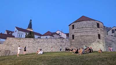 staré hradby a mladí  v Lounech