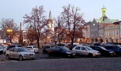 Večerní náměstí