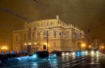 Večerní Rudolfinum v mlze