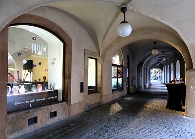 V podloubí