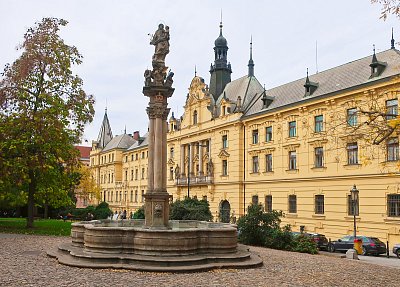 Kašna se sochou sv. Josefa na Karlově náměstí