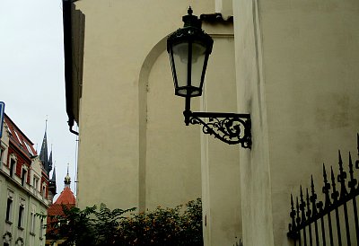 Lampa a kousek Týna