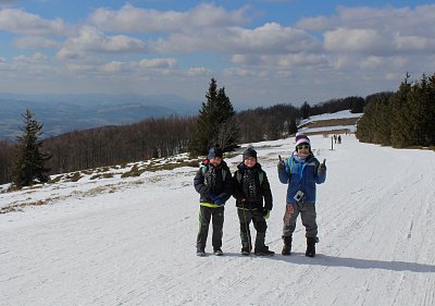 Tři