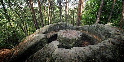 Kamenný stůl