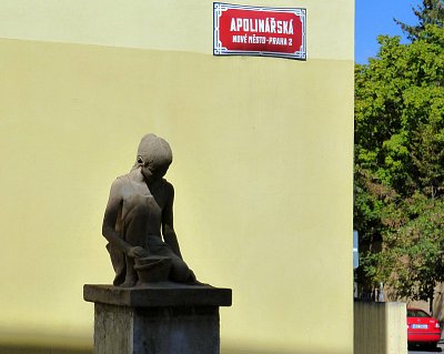 V Apolinářské ulici