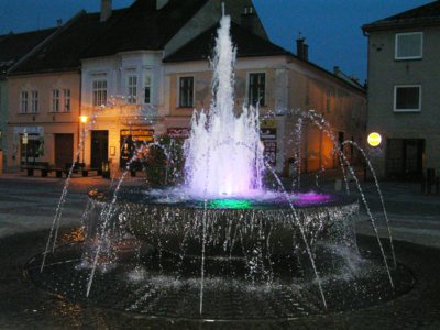 Večerní scenérie vody a barev.