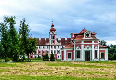 Sala terrena a za ní zámek Mnichovo Hradiště