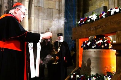 Kardinál Dominik Duka při žehnání zvonu Václav (nesoutěžní) *