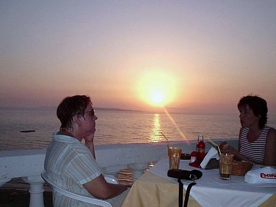 6. Korfu, Agios Stefanos - večerní káva v kavárně Evinos