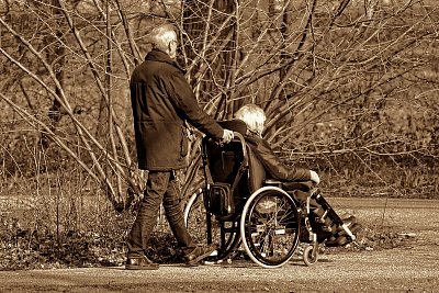 Kdy vzniká nárok na invalidní důchod? A pobírá invalida i důchod starobní?