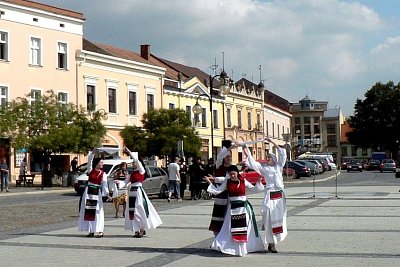 Židovské tance na náměstí v Holešově